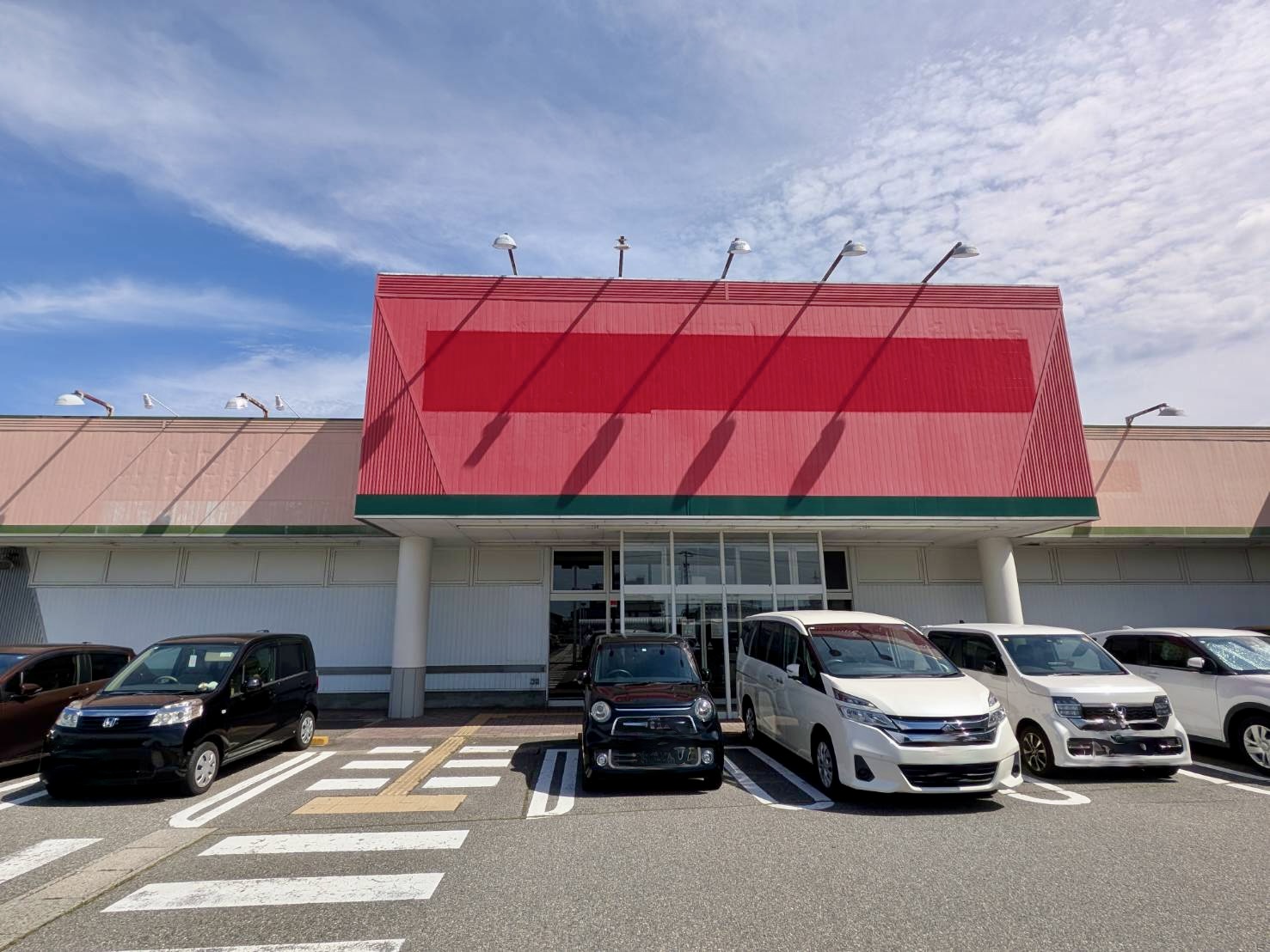 クスリのアオキ赤田店の跡（富山市赤田745）。赤い外壁の看板が外されている