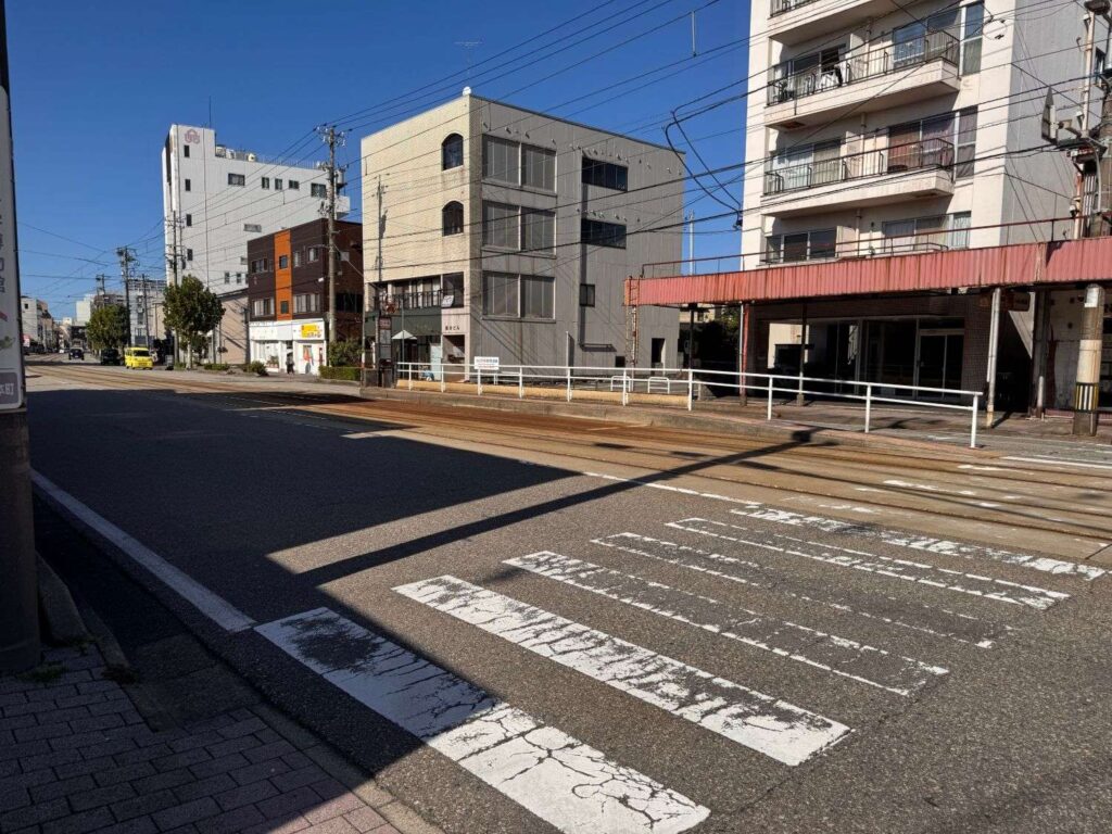 西中野電停前の横断歩道と電停