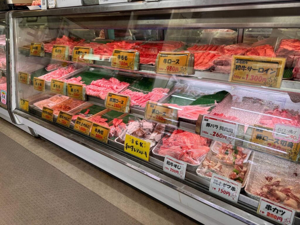 まるぜん精肉の精肉ショーケース(黒毛和牛・国産豚)
