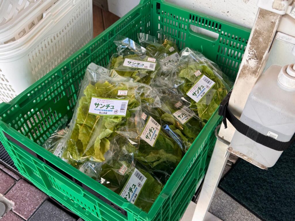 まるぜん精肉の店先で売っている富山県産サンチュ