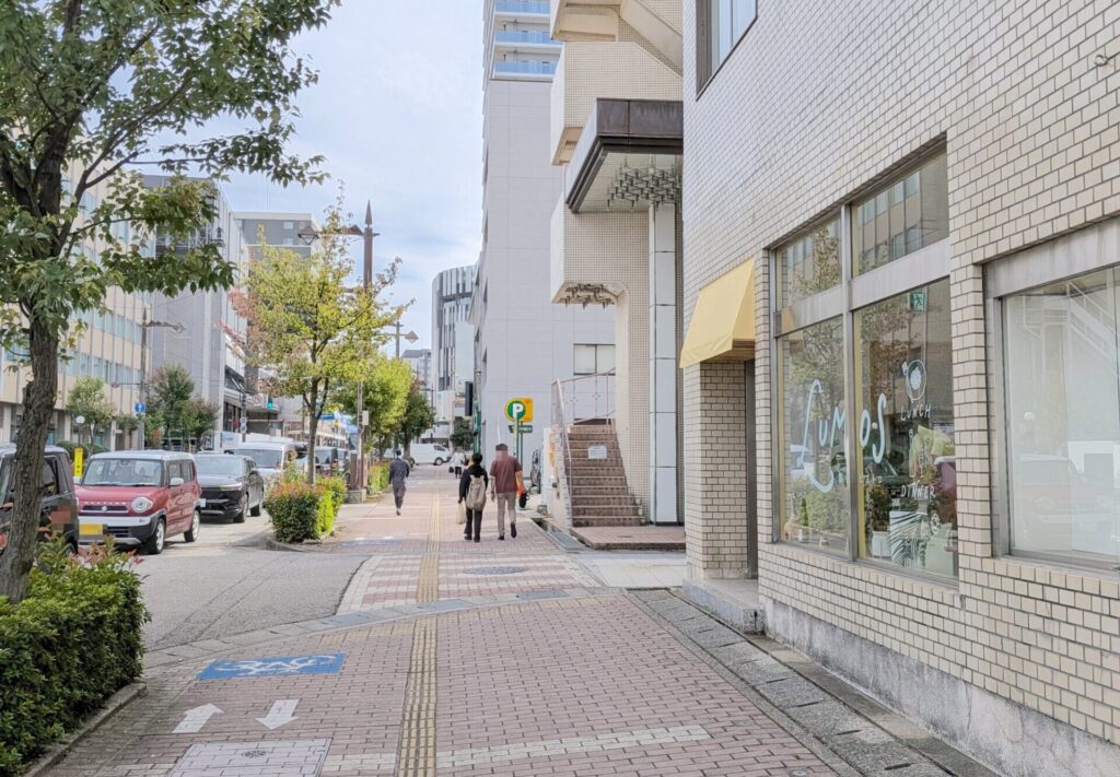 Lumos（ルーモス） 外観と前の通り（富山市荒町）