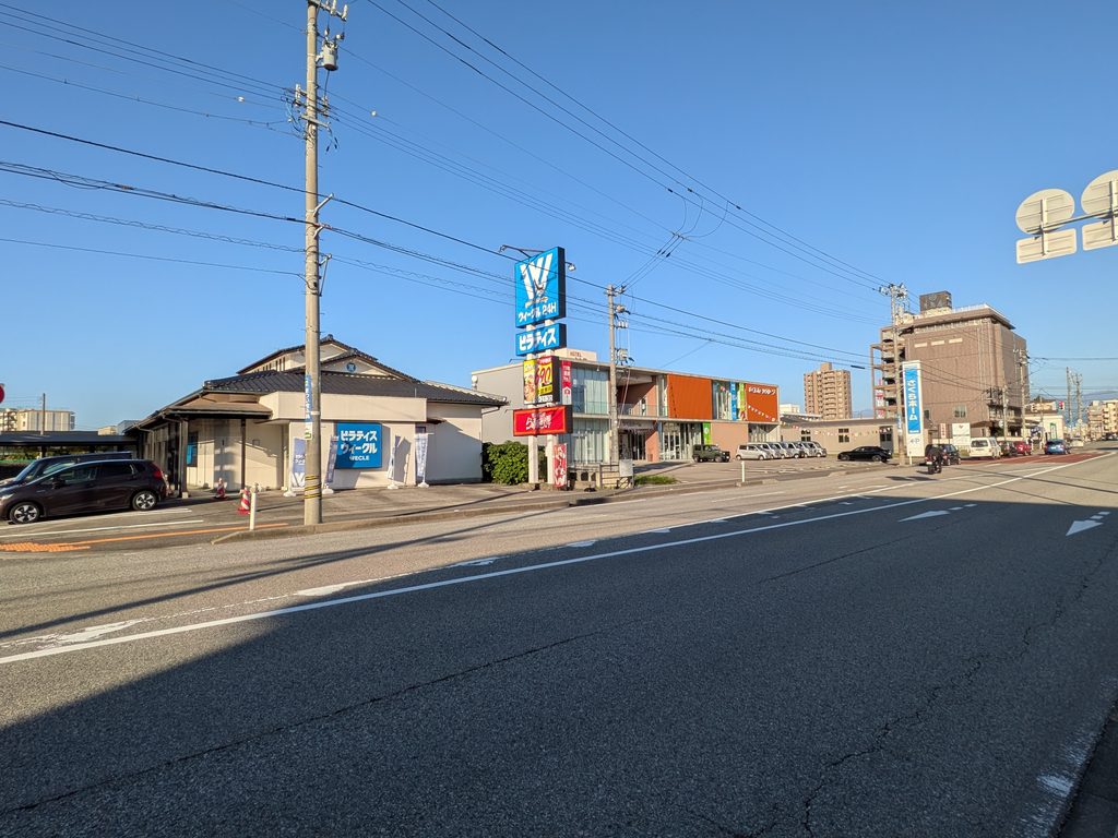 LAZIZA前面道路