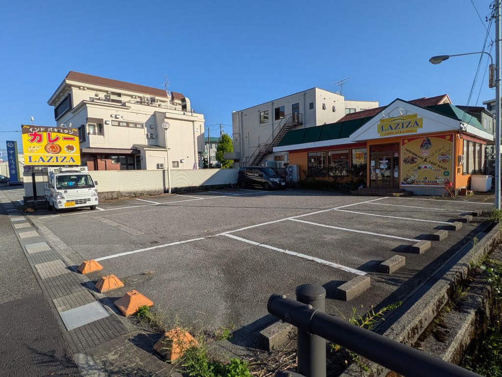 LAZIZA駐車場