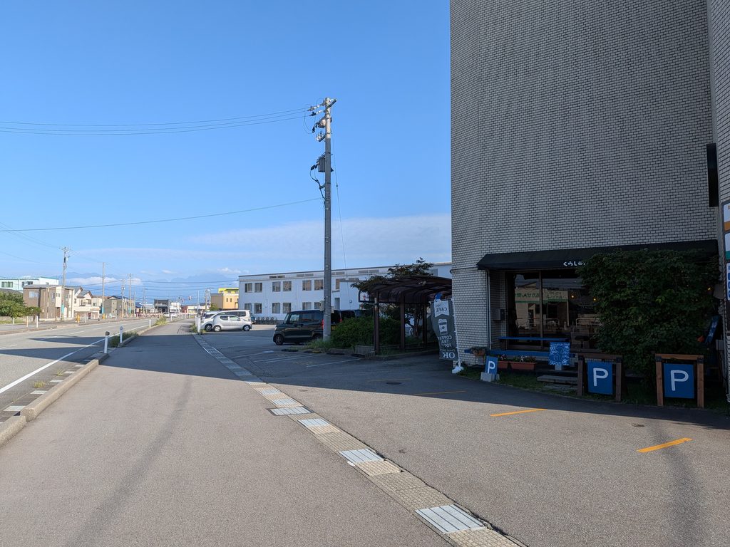 Sky-Cafe-Sakura前面道路東側
