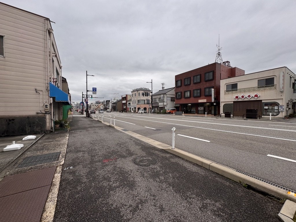 ふじさん富山店の前の大通り(向かいに南京千両)