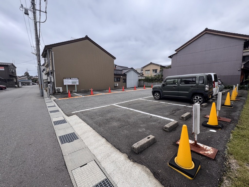 ふじさん富山店の専用駐車場(看板とカラーコーン)
