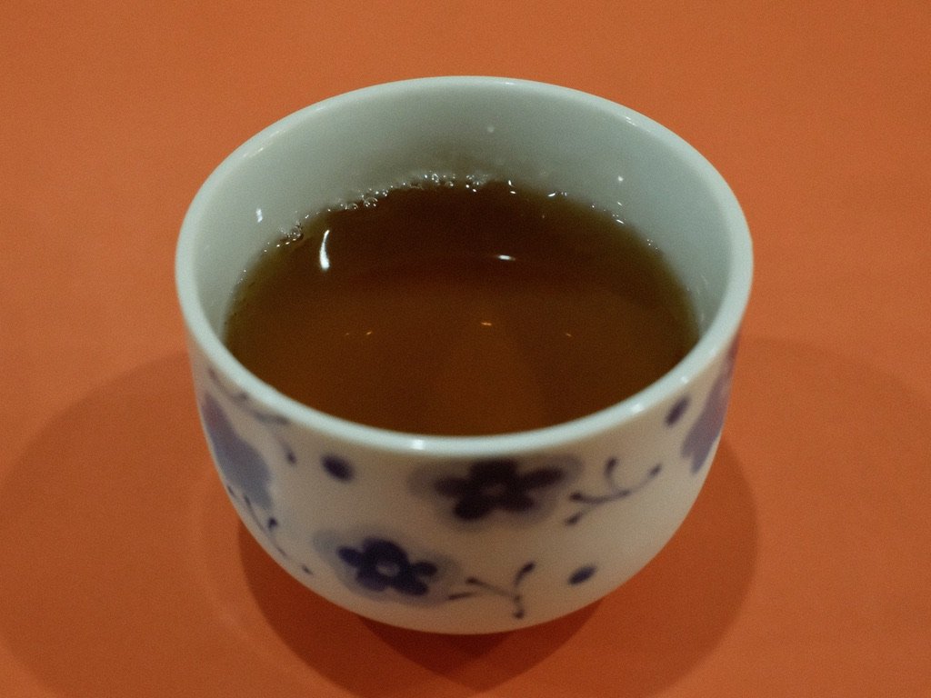 餃子会館 桜町支店 湯のみのお茶
