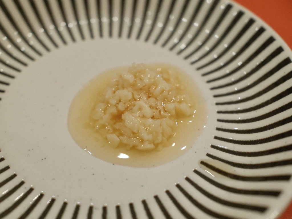 餃子会館 桜町支店 小皿に取った刻みにんにく