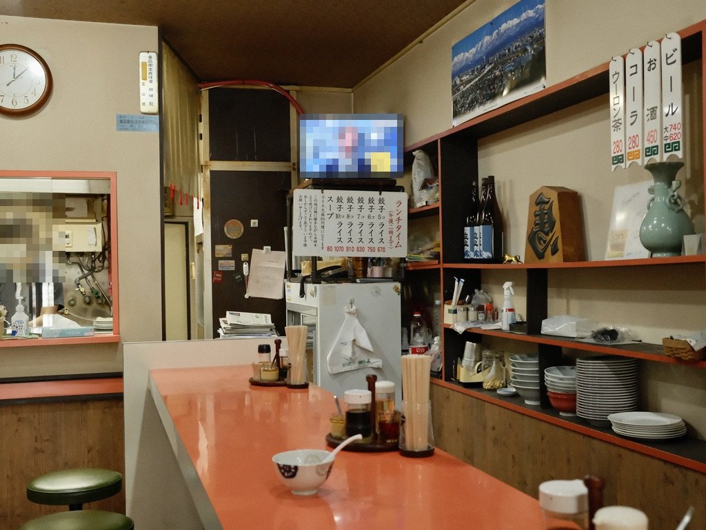 餃子会館 桜町支店 店内のカウンター