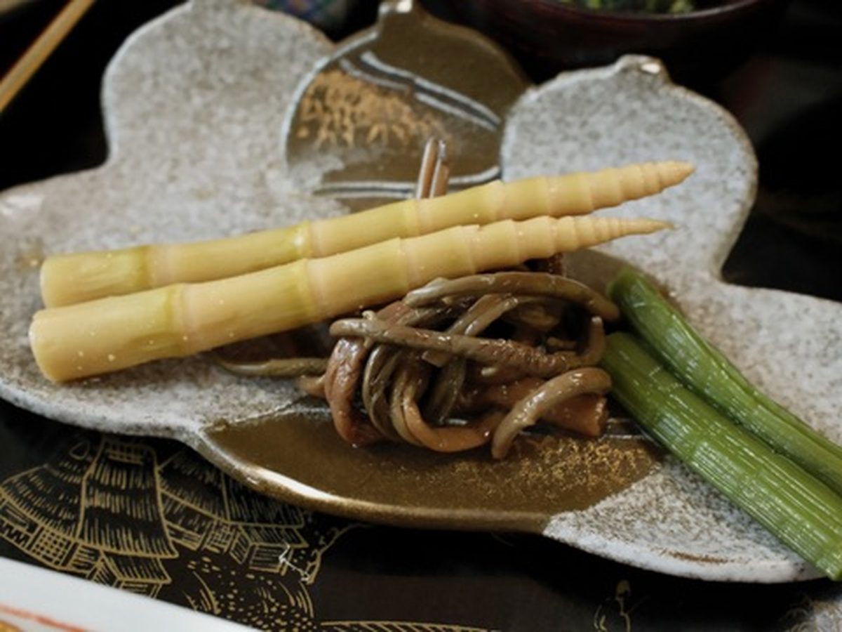 ドライブイン剣 山菜定食の小鉢(たけのこ)