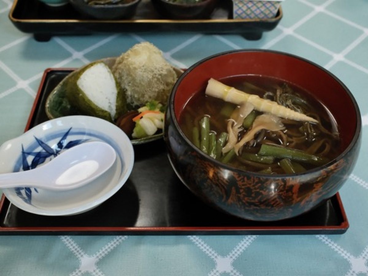 ドライブイン剣 山菜そばとおにぎり