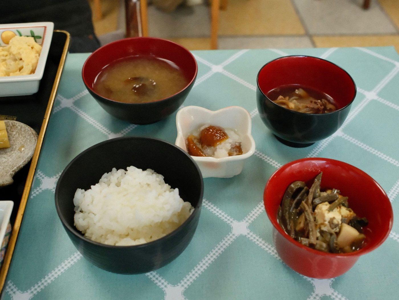 ドライブイン剣 山菜定食のごはんと汁物