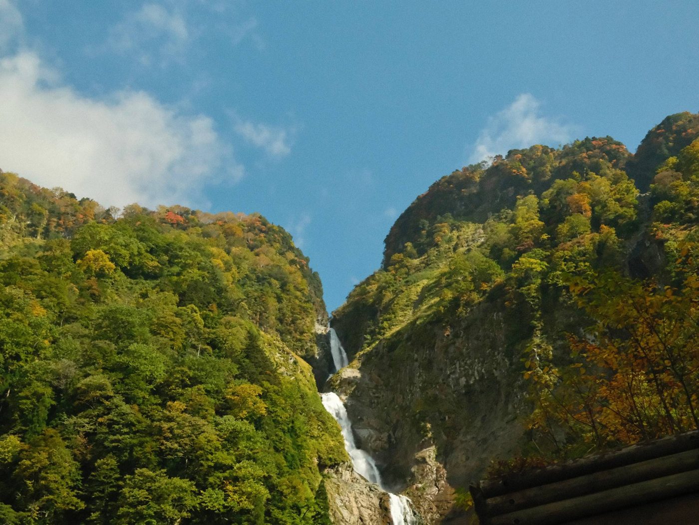 称名滝と色づき始めた山
