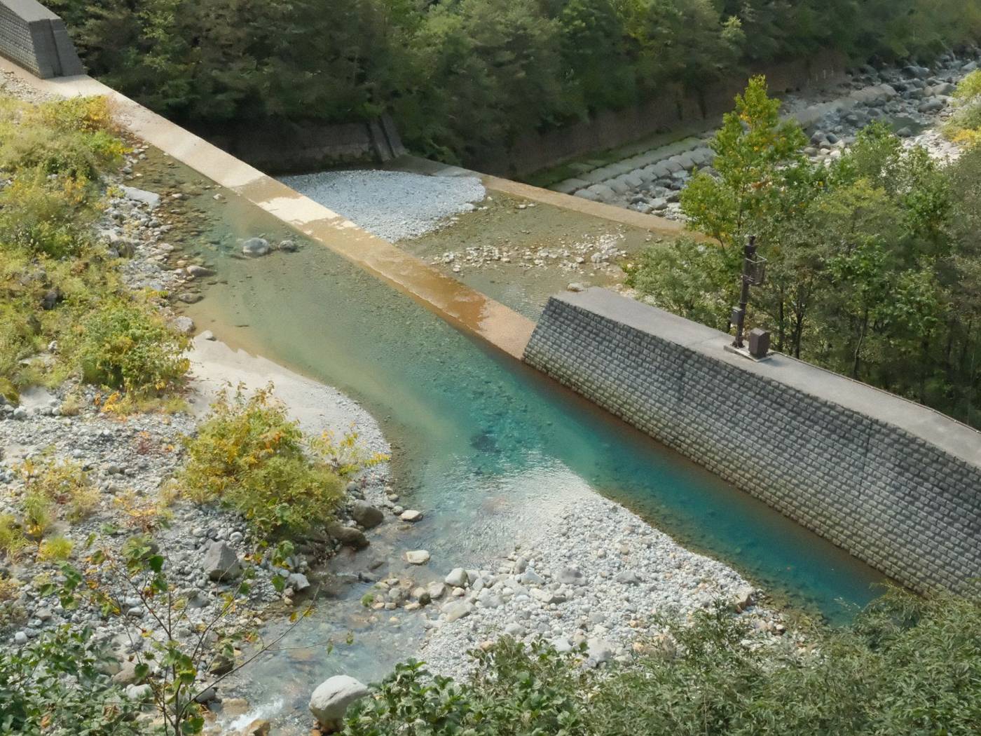 称名川の青い流れ