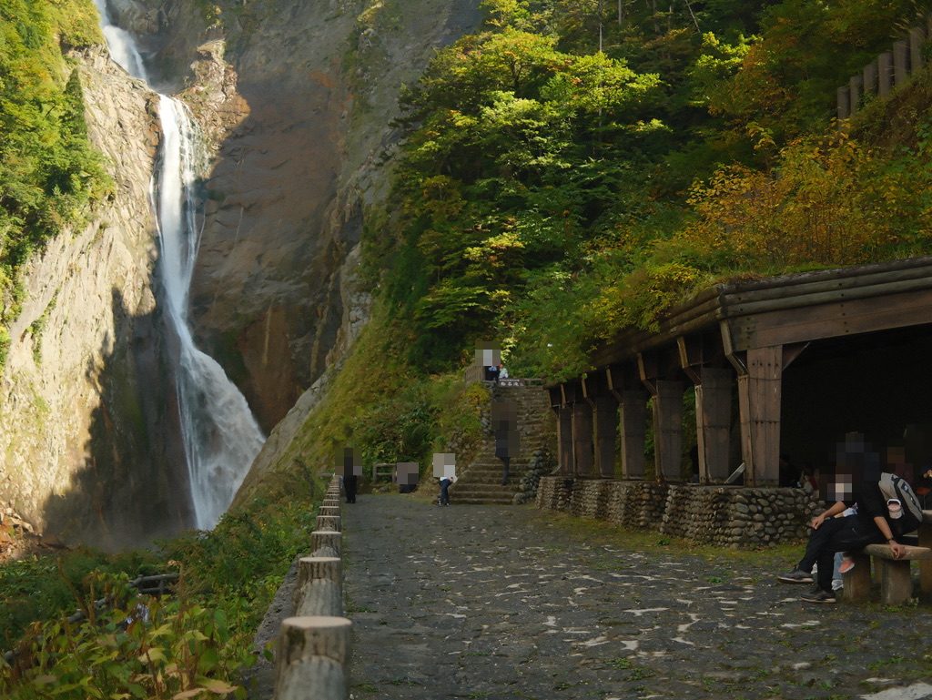 称名滝 滝見台の休憩所と滝
