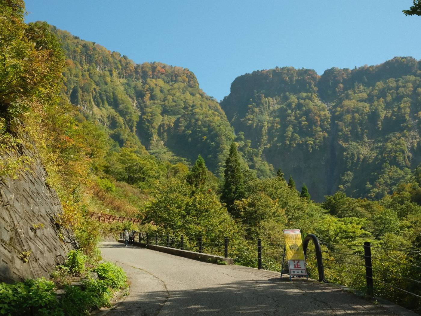 称名滝へ向かう谷の景色