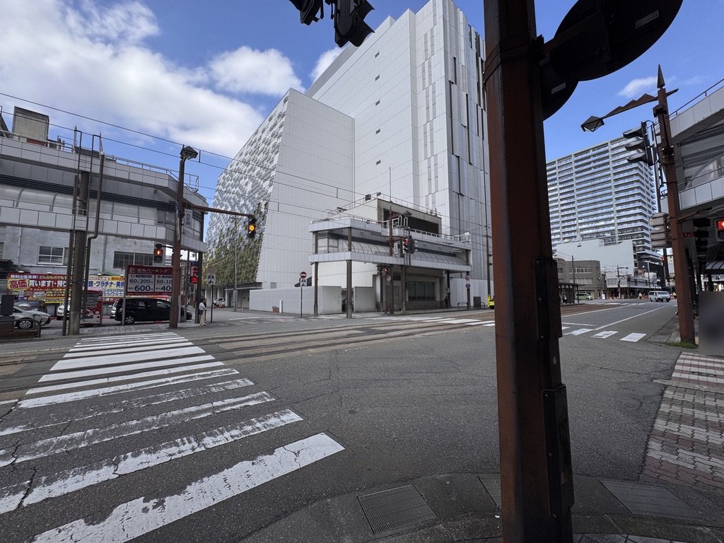 米騒動の前の西町交差点と、向かいのTOYAMAキラリ