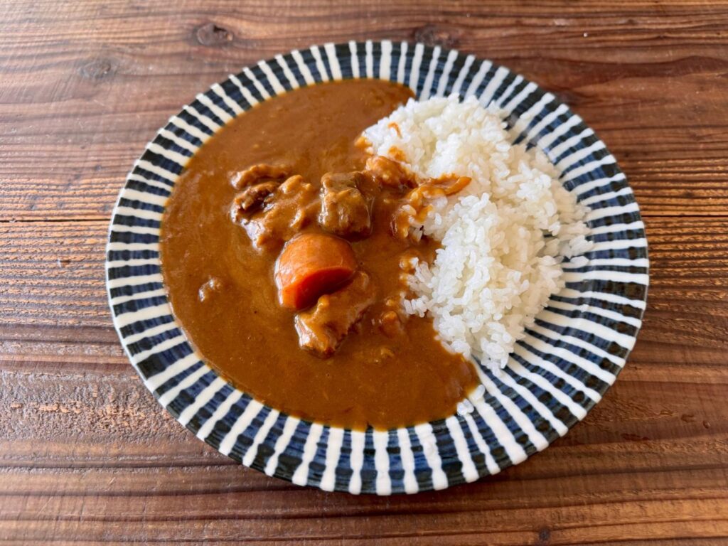 まるぜん精肉のビーフカレーをごはんにかけたところ