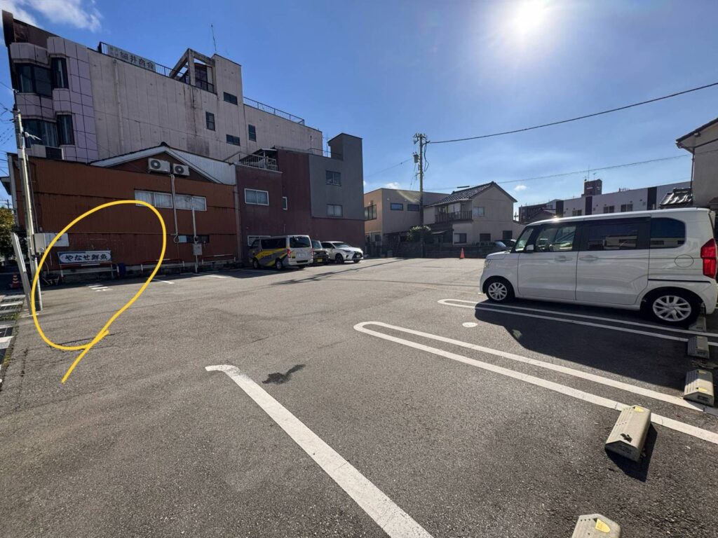 まるぜん精肉の専用駐車場 入口左側の別のお店の駐車場(黄色の印)