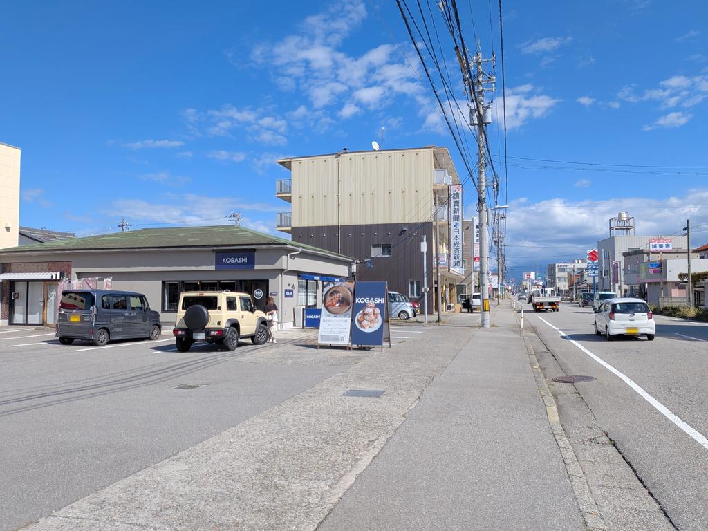 100日だけの遅刻でドーナツ 富山店前面道路