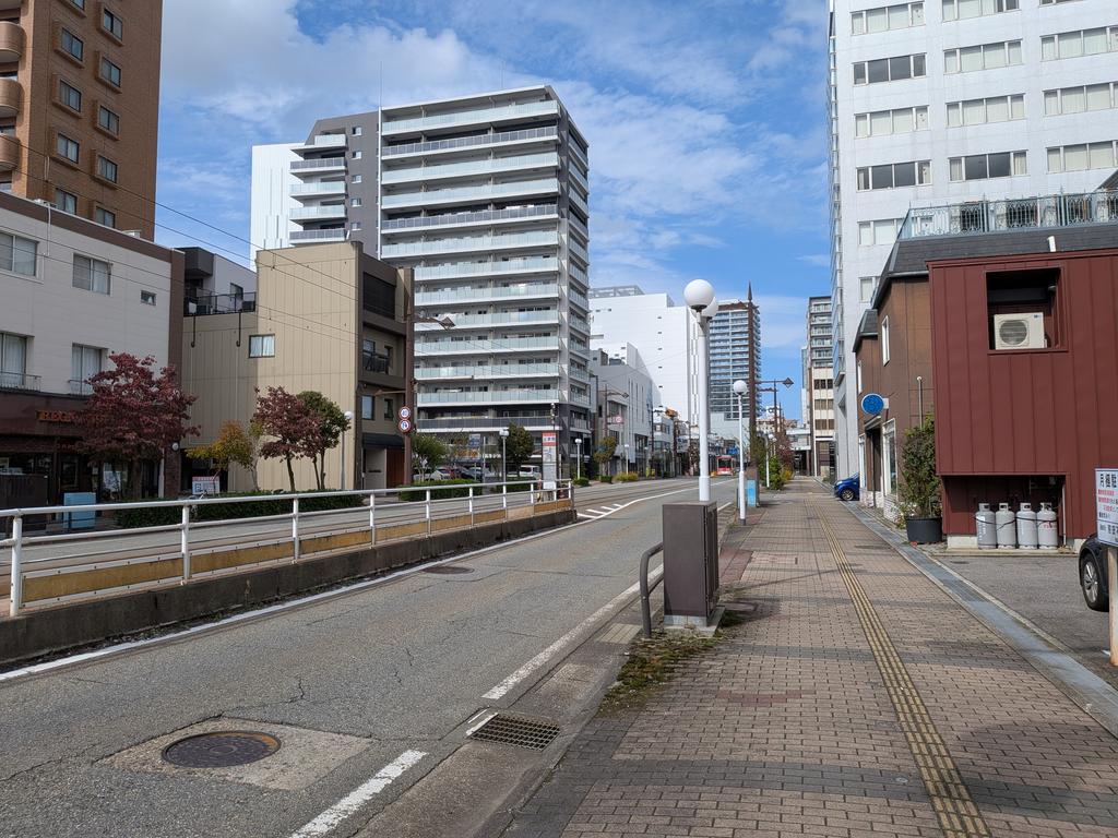 レストラン&バー「Guri」前面道路
