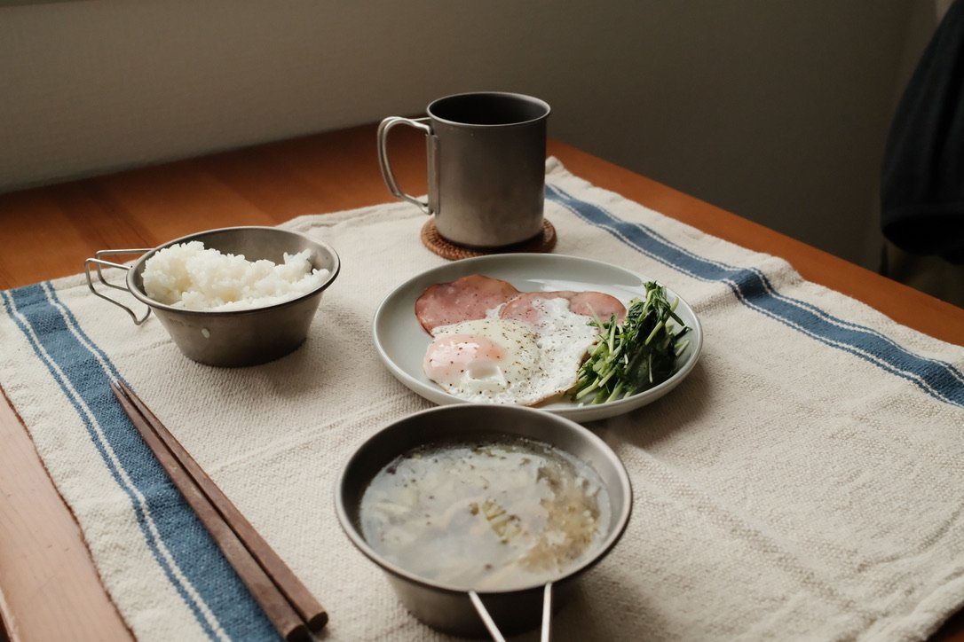 シェラカップのごはんと味噌汁、ハムエッグの朝ごはん