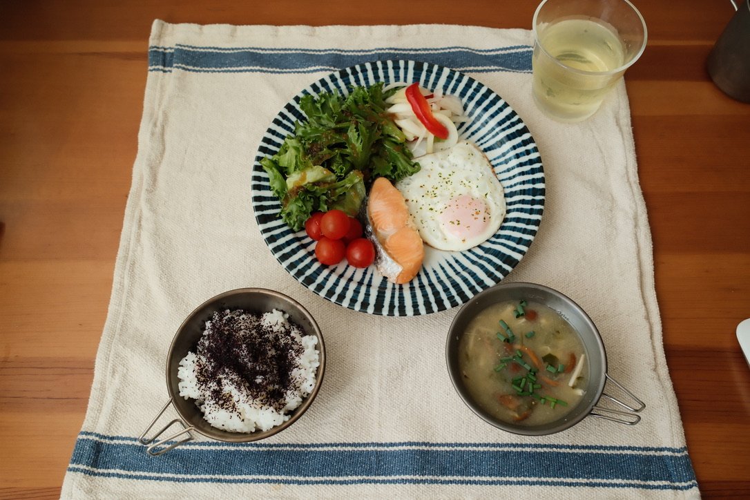シェラカップの味噌汁とごはん、焼き鮭と目玉焼きの朝ごはん