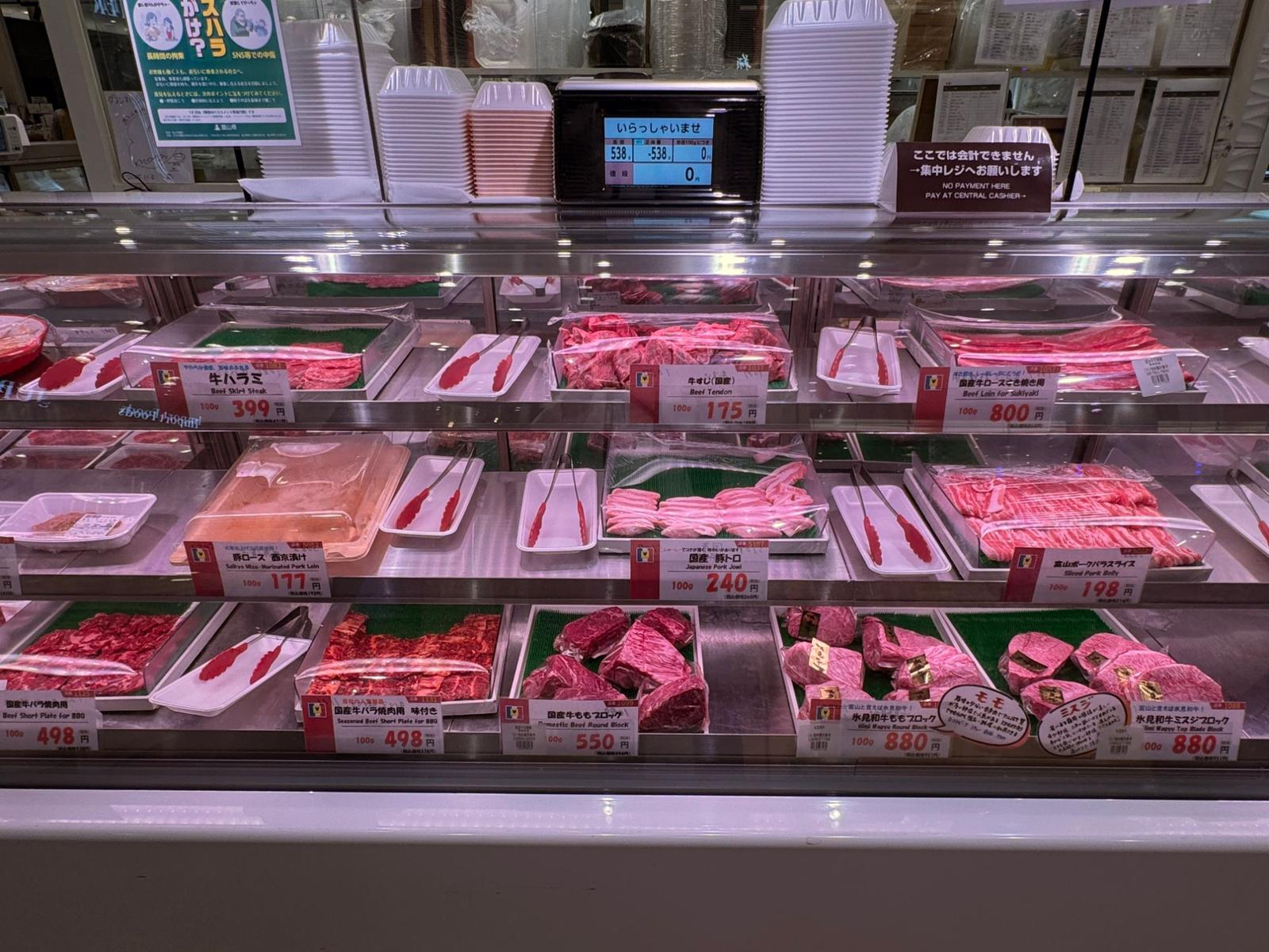 グランマルシェタケダ 精肉のケース(氷見和牛のブロック・牛ハラミ)