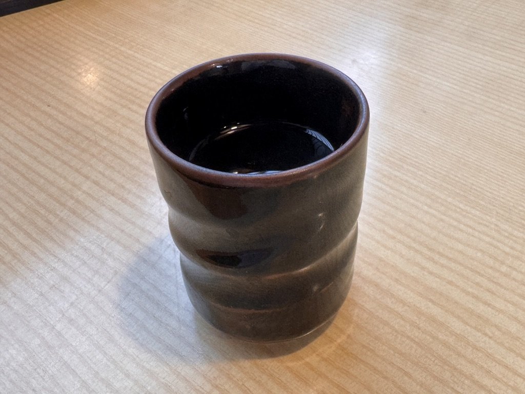 東京亭 清水店 湯のみのお茶