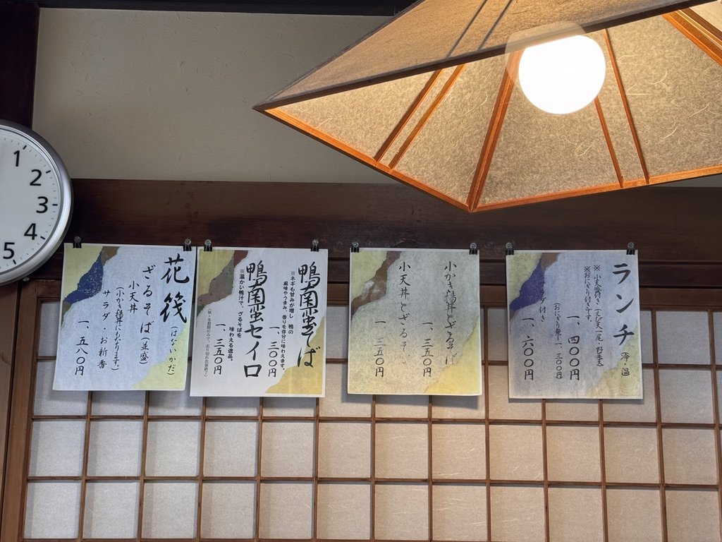 東京亭 清水店 壁に貼られたランチ・花筏・鴨南蛮のメニュー