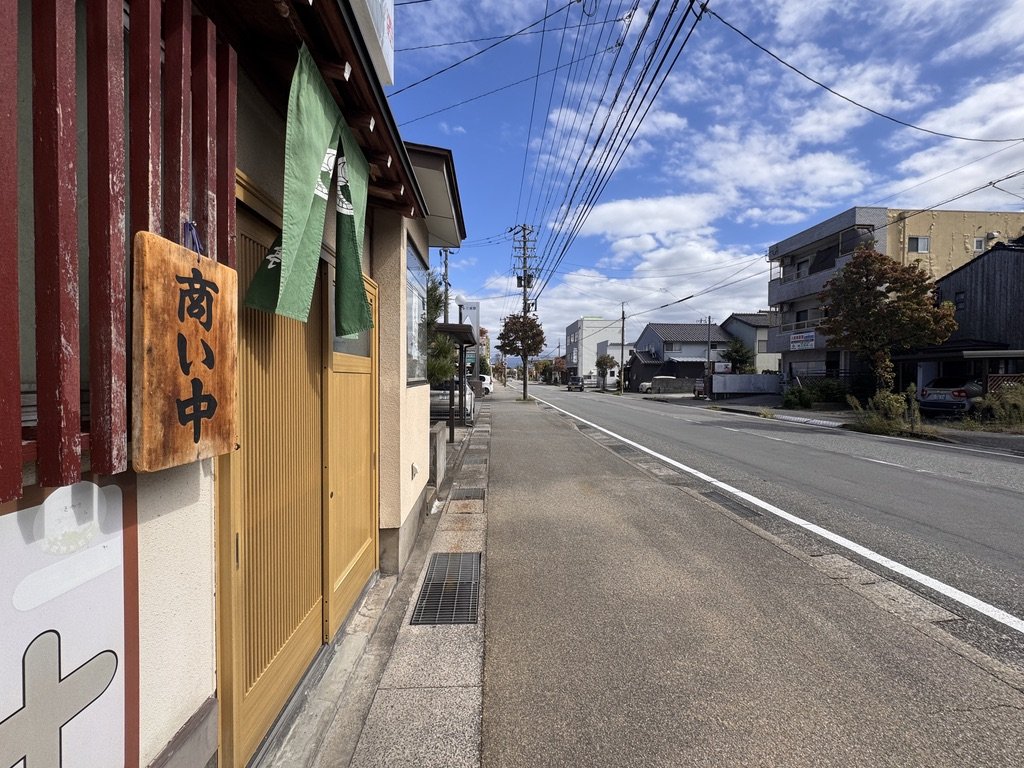 東京亭 清水店 店の前の通り（商い中の札）