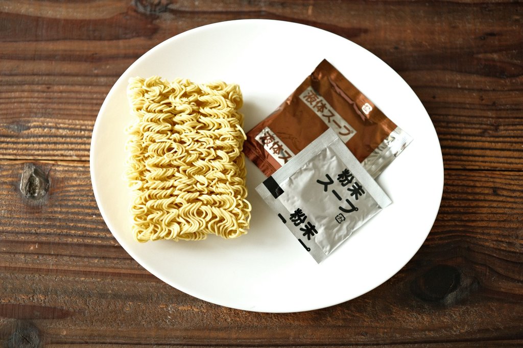 寿がきや 即席富山ブラックラーメン 袋の中身（めん・液体スープ・粉末スープ）