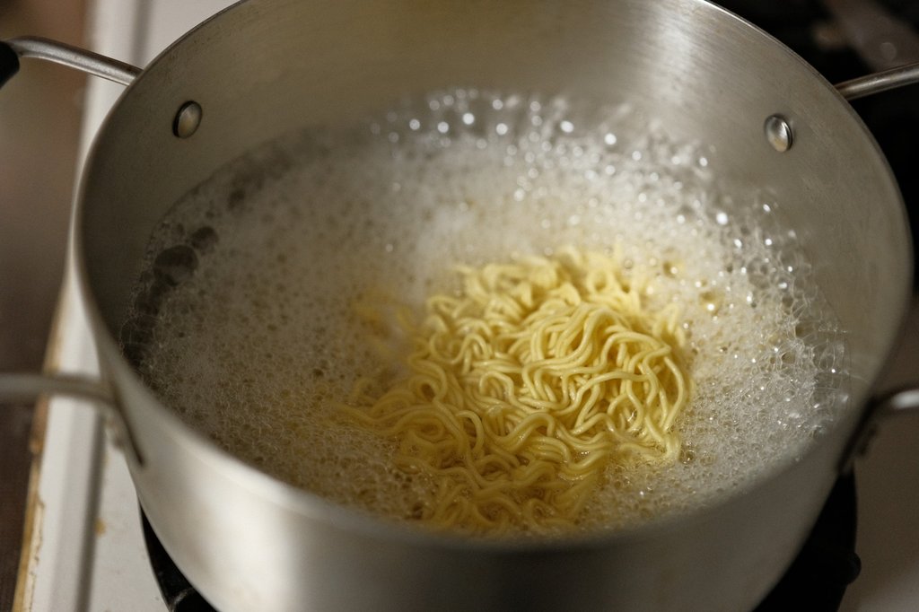 寿がきや 即席富山ブラックラーメン めんをゆでているところ