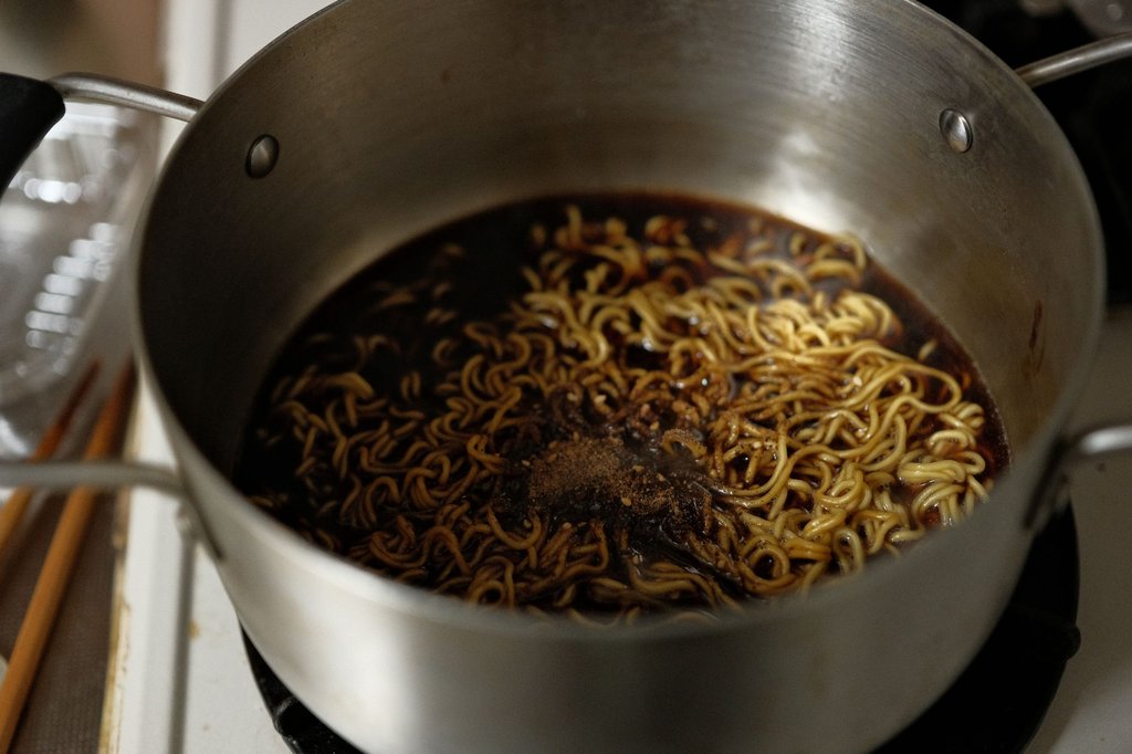 寿がきや 即席富山ブラックラーメン スープを入れた鍋
