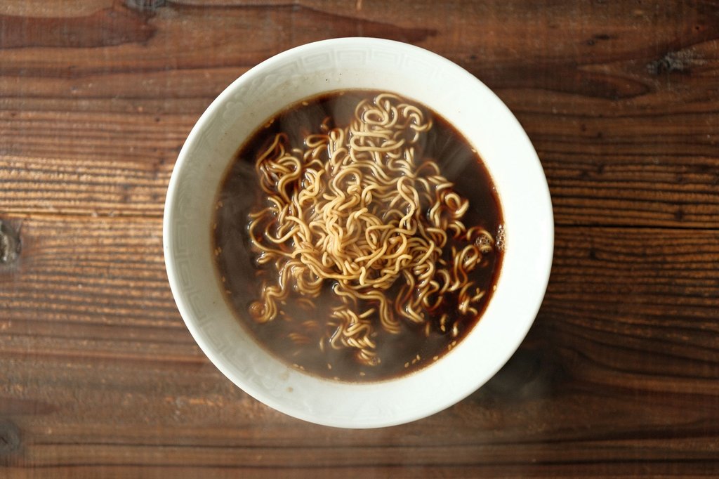 寿がきや 即席富山ブラックラーメン 具なしの丼（真上から）