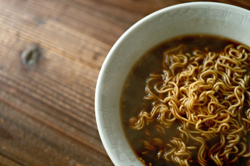 寿がきや 即席富山ブラックラーメン 具なしの丼のスープとめん