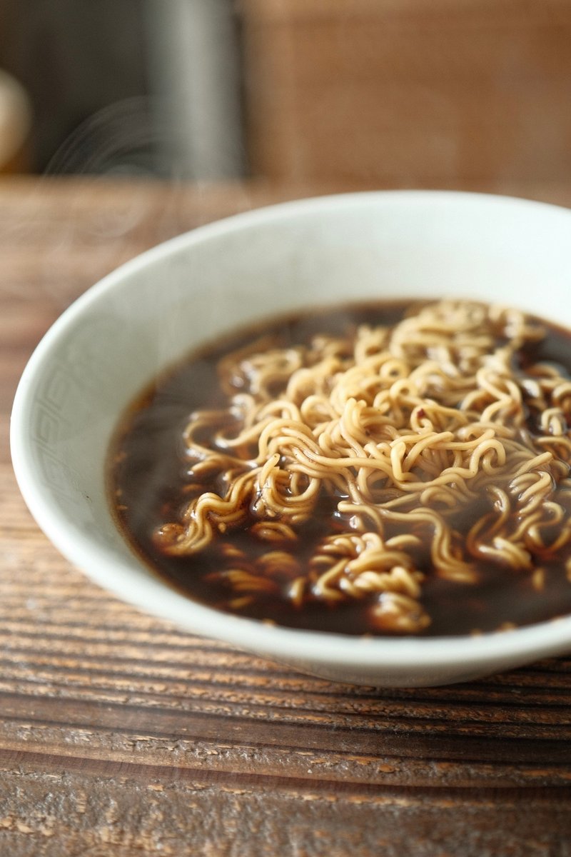 寿がきや 即席富山ブラックラーメン 具なしの丼（横から）