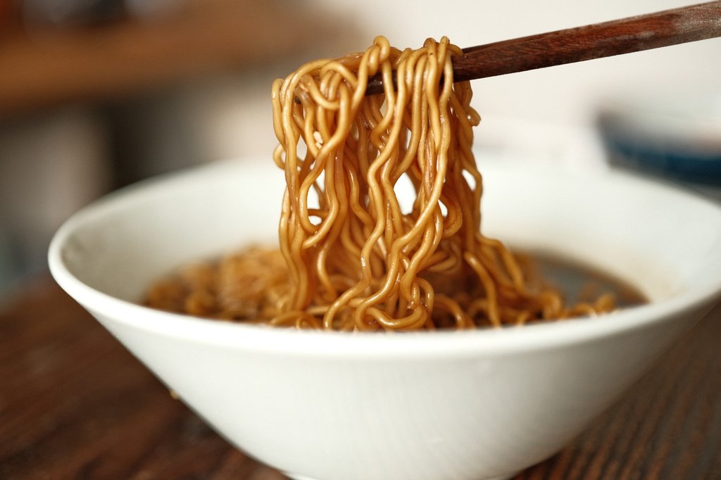 寿がきや 即席富山ブラックラーメン めんを箸で持ち上げたところ