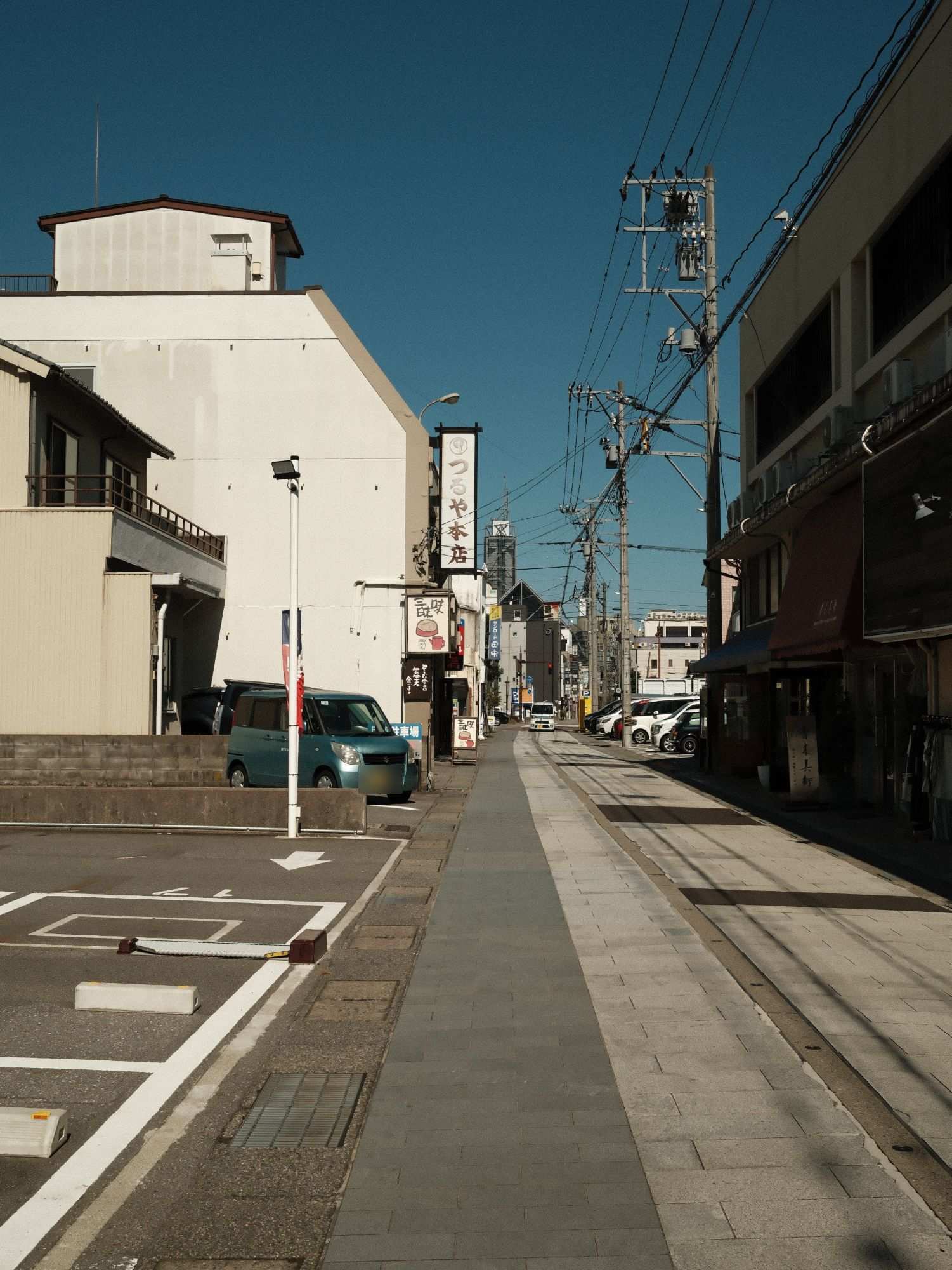 野花そば処 つるや本店 通りから見た縦長の看板（富山市総曲輪）