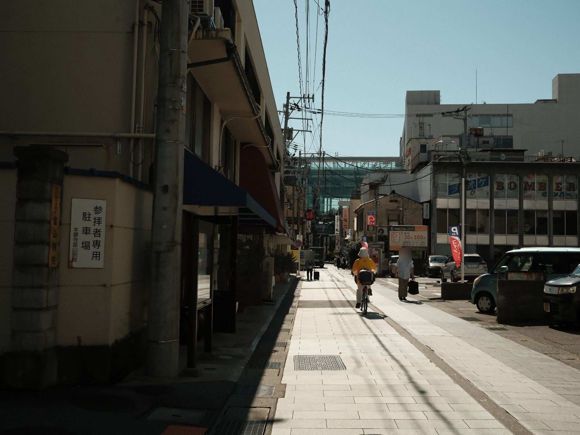 本願寺富山別院 参拝者専用駐車場の看板がある通り（富山市総曲輪）