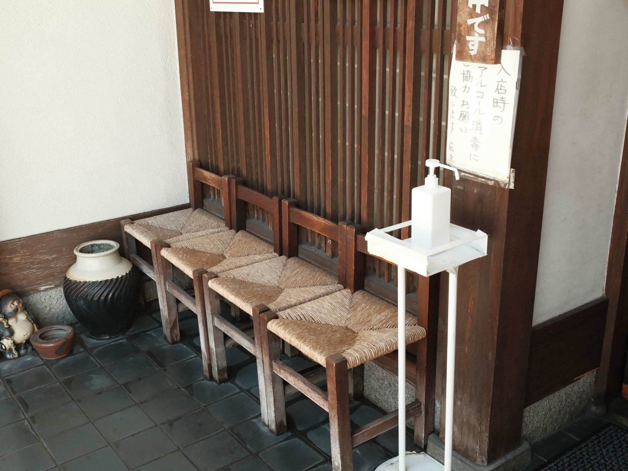 野花そば処 つるや本店 入口横の待合のい草の椅子