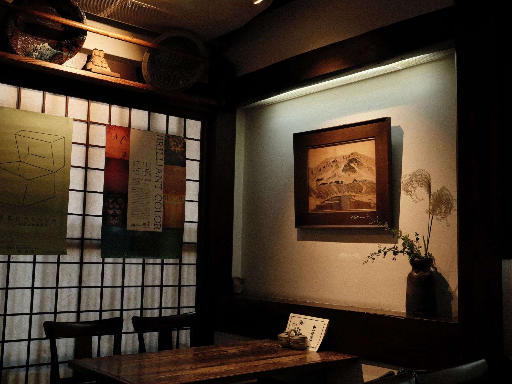 野花そば処 つるや本店 店内（障子と山の絵、ススキと萩の生け花）