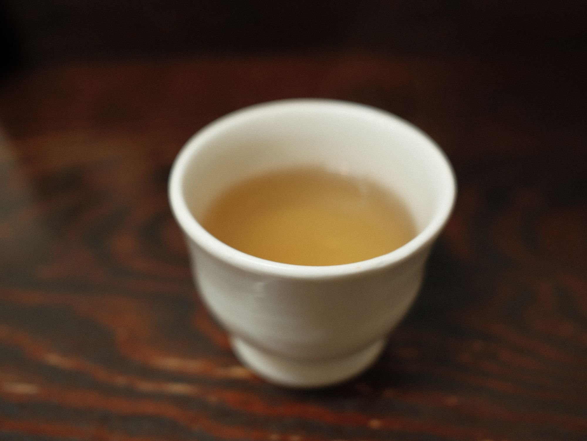 野花そば処 つるや本店 席に出されるお茶