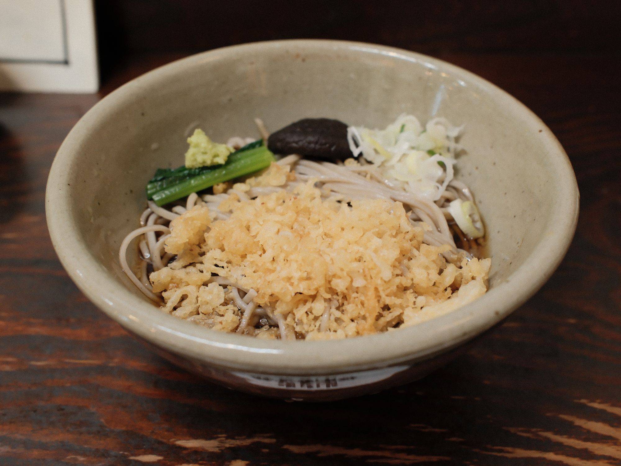 野花そば処 つるや本店 冷やしたぬき（揚げ玉・小松菜・しいたけ・ねぎ・わさび）