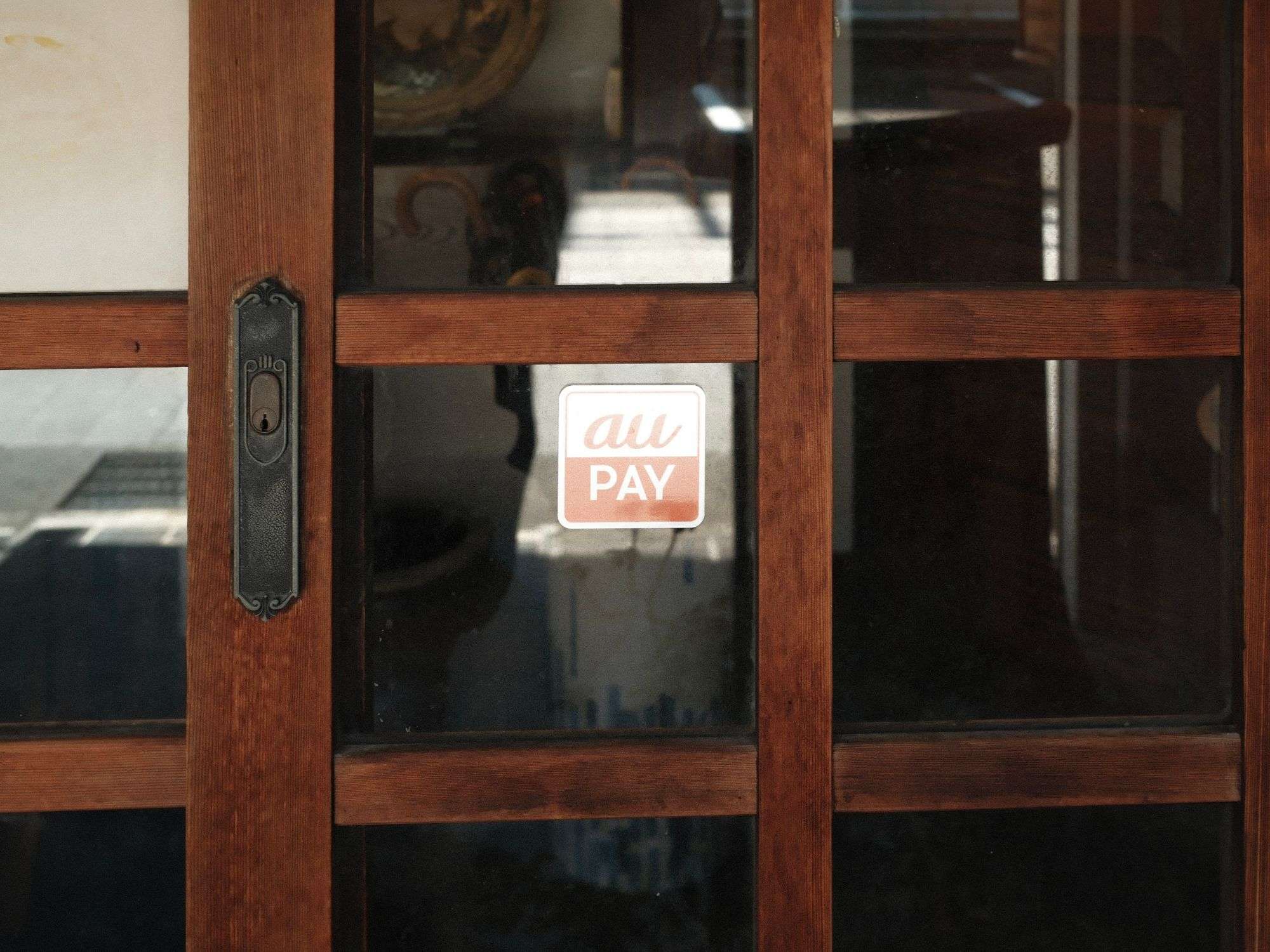 野花そば処 つるや本店 入口の引き戸のau PAYのシール