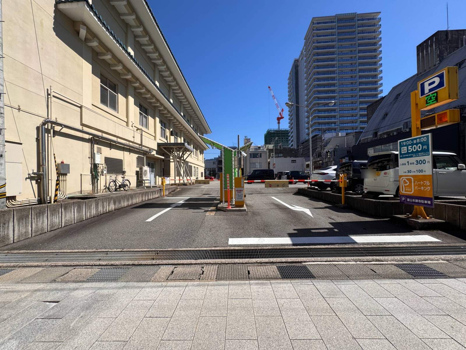 富山本願寺駐車場 入口