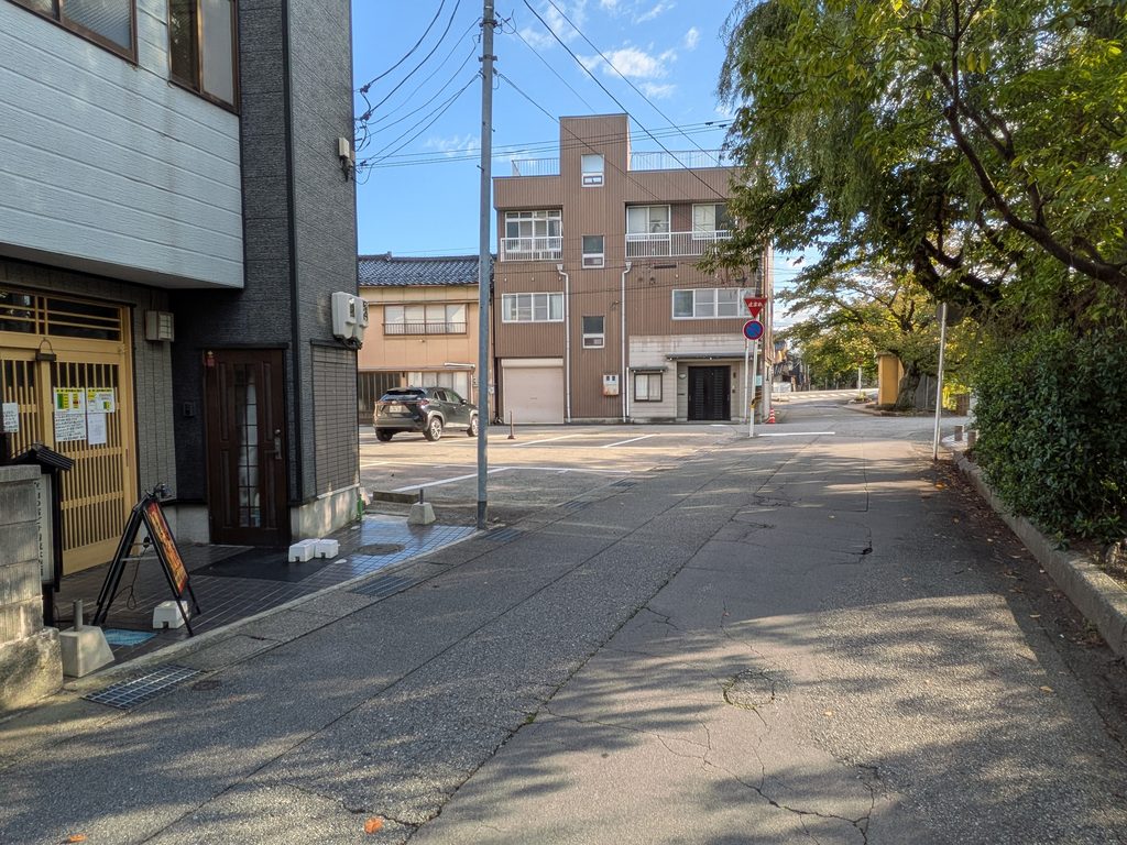 しまい。おばんざいとお酒前面道路