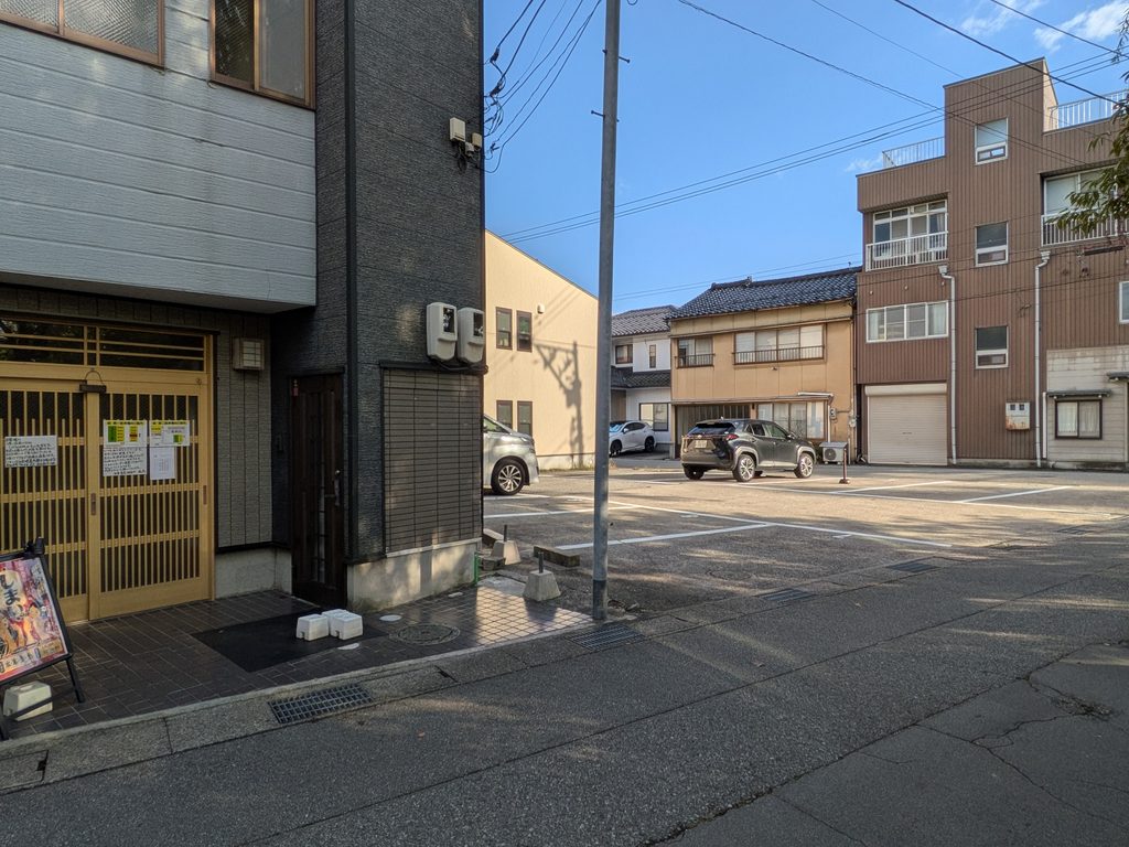 しまい。おばんざいとお酒駐車場