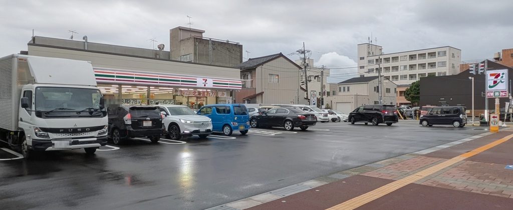 セブンイレブン-富山宝町２丁目店駐車場