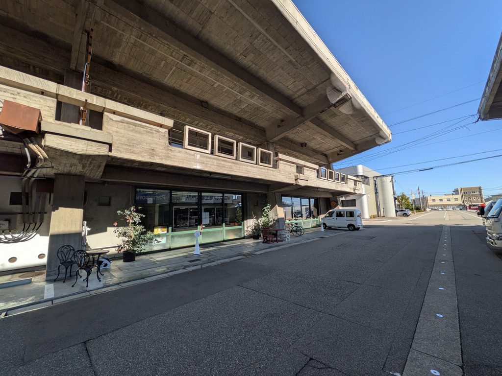 トトン前面道路